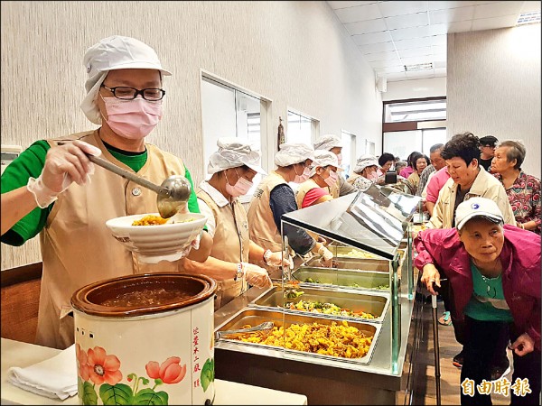 全台第三家免費供應素食餐的「雨花齋」在宜蘭開齋，為推廣素食，每天中午供應四菜一湯給任何人享用。（記者簡惠茹攝）