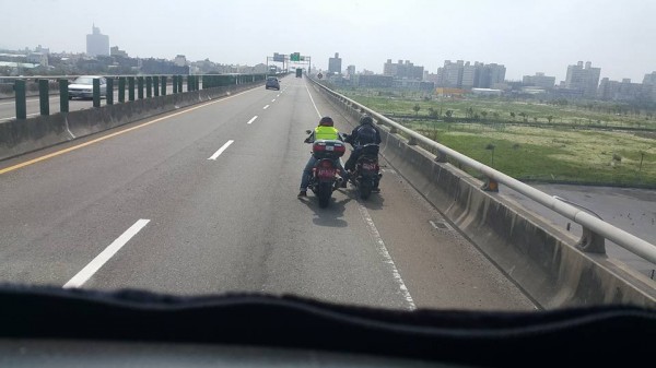 1名大車駕駛在西濱快速道路看到有重機騎士在踢車，直接減慢車速跟在後面幫忙檔車。（擷取自臉書社團「聯結車 大貨車 拉拉隊 照片影片資訊分享團」）