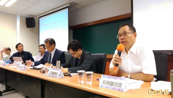 台大法律學院教授林鈺雄（左三），主張最高法院應常開庭辯論，透過公開討論，避免髮夾彎裁判。（記者項程鎮攝）