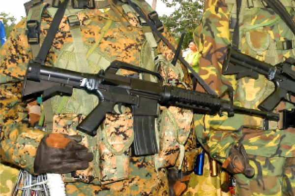 
Taiwan-made T91 assault rifles are displayed on mannequins in Hualien County on Oct. 23, 2012.
Photo: Yu Tai-lang, Taipei Times