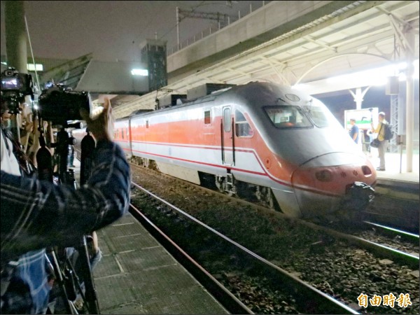 鐵道迷在月台上拍攝列車行駛於平面鐵道的身影。（記者張菁雅攝）