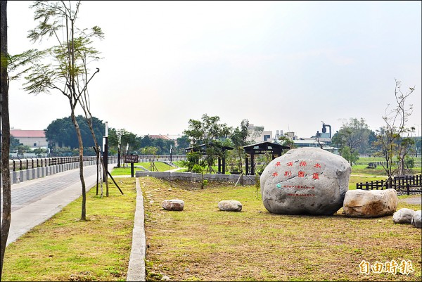 水利署三河局昨天舉行「旱溪排水水利園區」揭碑儀式，成為旱溪遊憩新亮點。（記者陳建志攝）