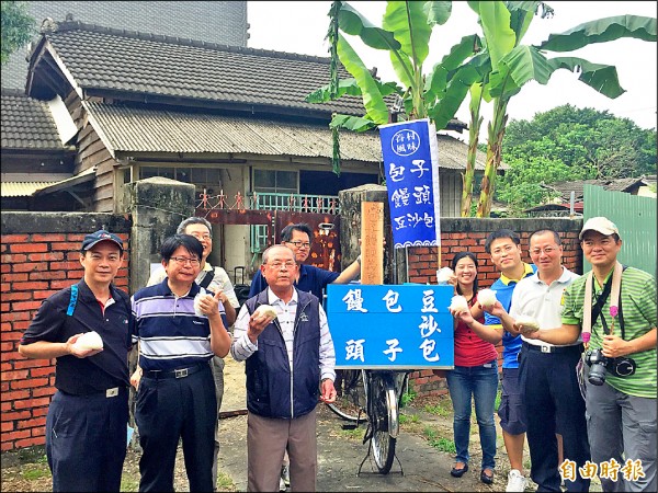 為維護保存八十多年歷史校長宿舍，中正國小校友在宿舍前義賣包子饅頭籌款。（記者羅欣貞攝）