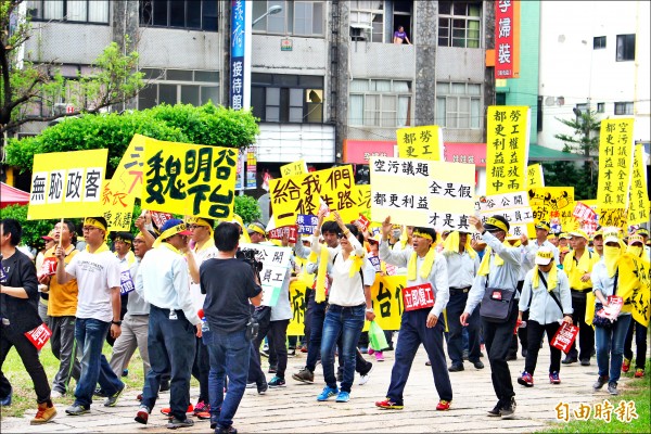 台化員工昨第3度到縣府陳情抗爭，參加人數比前2次還多。（記者張聰秋攝）