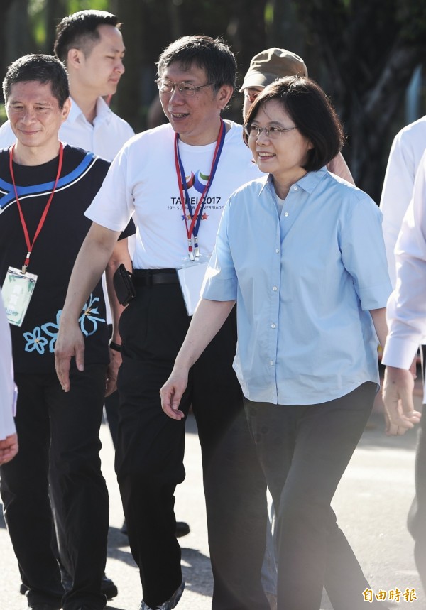 北市府觀傳局近期舉辦「自己的旅遊城市自己拍」活動，活動網址竟是「http://shooturself.travel.taipei」。由於shooturself有「拿槍射自轟」意味而惹議，觀傳局昨緊急撤下。柯文哲緩頰：要有一笑置之的寬容？（記者羅沛德攝）