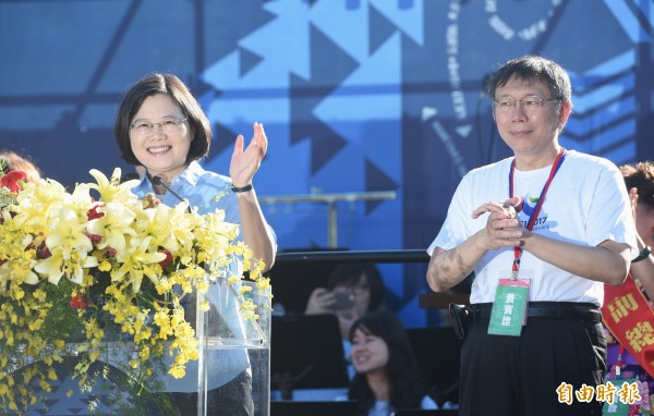 台北市長柯文哲（右）上午出席北市客家義民嘉年華活動，與總統蔡英文同台。（記者羅沛德攝）