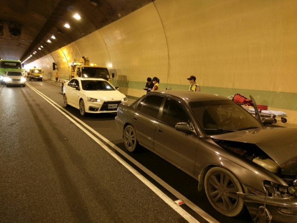 安康隧道內9車連撞現場。（記者徐聖倫翻攝）