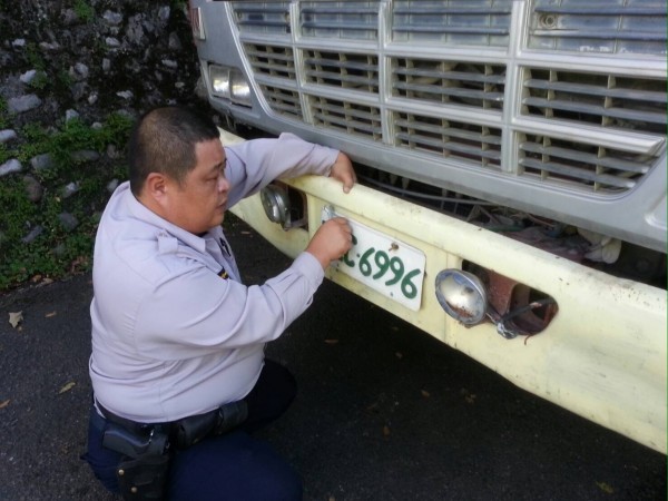 吳男用壓克力偽造的車牌，被和平分局眼尖員警識破。（記者歐素美翻攝）