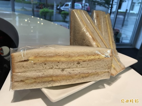 興航國內線航班自18日起將提供花生蛋三明治。（記者甘芝萁攝）