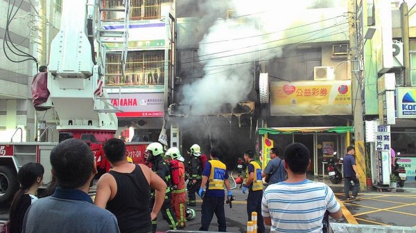 台中市南屯區南屯路二段與黎明路口的一家擇日館今下午3時30分發生火警，一名女子至台中擇日館疑潑油自焚，引發火警。（圖擷取自爆料公社）