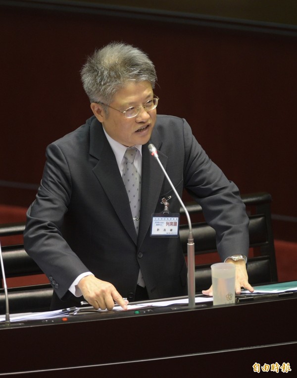 立法院17日召開司法院大法官被提名人許志雄同意權審查會,許志雄接受立委詢答。針蔡總統召集執政決策協調會,許志雄說:沒有違憲。(記者張嘉明攝) 立法院17日召開司法院大法官被提名人許志雄同意權審查會,許志雄接受立委詢答。針蔡總統召集執政決策協調會,許志雄說:沒有違憲。(記者張嘉明攝)