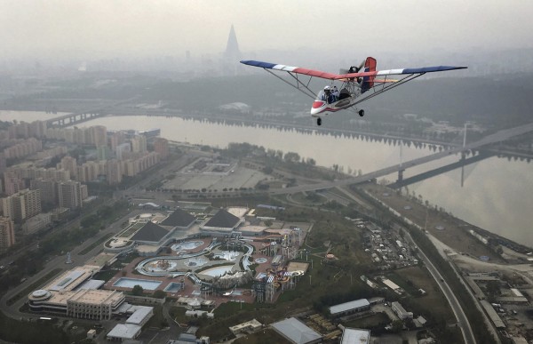 北韓一家飛行俱樂部提供輕航機旅遊行程，讓遊客能在2千公尺高空鳥瞰首都平壤風光。（美聯社）