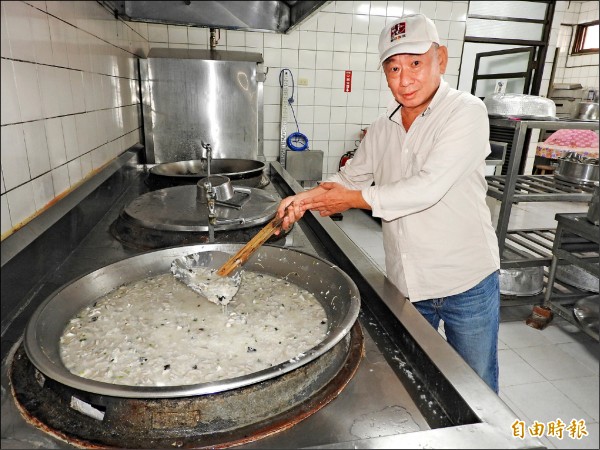 「魚丸伯」吳明道，今天首度到仁愛鄉愛心服務，為仁愛國小學童煮虱目魚肚粥。（記者佟振國攝）