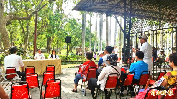 嘉義市長涂醒哲昨天就嘉義公園整建與市民進行意見交流。（記者丁偉杰攝）