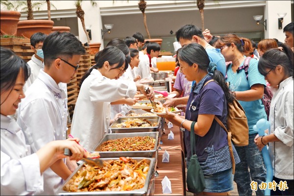 台灣廚藝美食協會舉辦「廚師節暨攜手關懷愛心餐會」，料理許多美食佳餚供信望愛智能發展協會成員及家屬大塊朵頤。（記者歐素美攝）