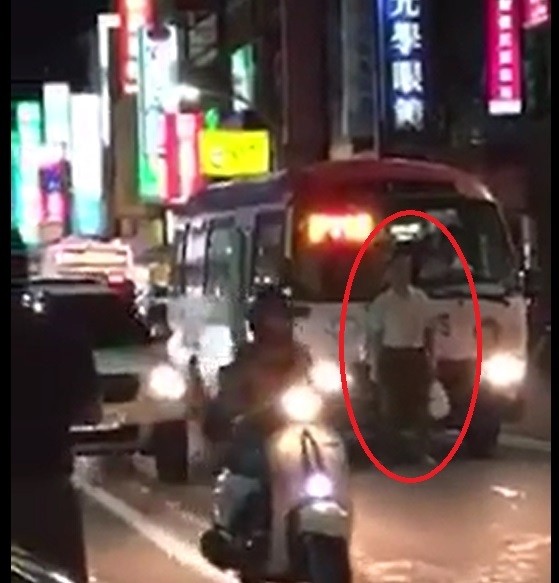 男子疑因不滿不能搭車，以肉身擋住公車，朝司機叫囂近3分鐘。（記者王宣晴翻攝臉書）