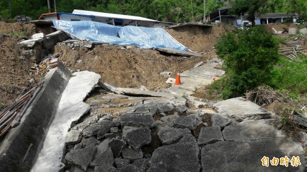 台東卑南鄉富源走山，災戶門前道路完全坍裂。（記者黃明堂攝）