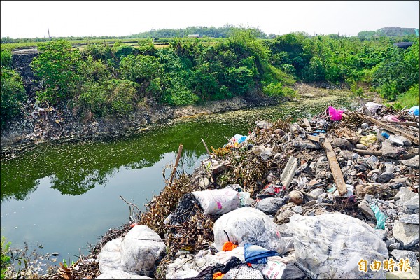 美濃吉灌「大峽谷」遭傾倒大批垃圾，現場臭氣薰天。（記者黃佳琳攝）