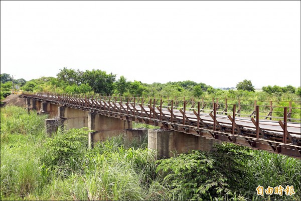 市府將興建貓羅溪大橋，解決目前便橋交通不便的問題。（記者張菁雅攝）