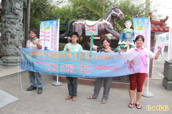 濁水溪超級馬拉松將從大城鄉萬安宮起跑，大城鄉民眾熱情邀約全民來參與。（記者陳冠備攝）