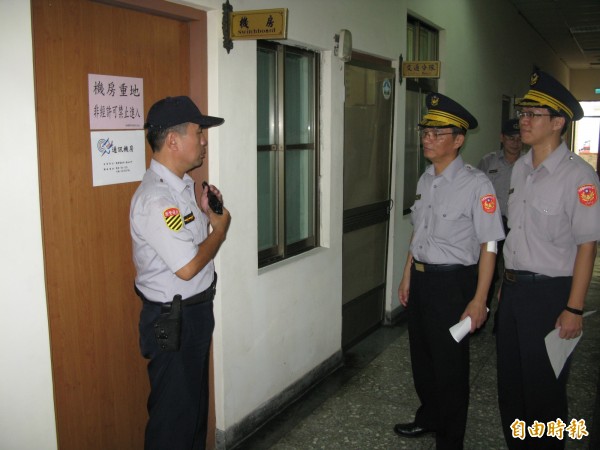 學甲警分局演練駐地機關的防護。（記者楊金城攝）