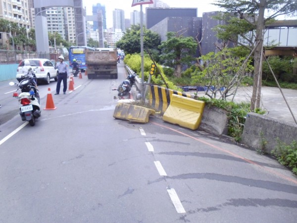 淡水淡金路發生一起死亡車禍，機車騎士與砂石車發生擦撞，騎士送醫急救後仍不治身亡。（記者王宣晴翻攝）
