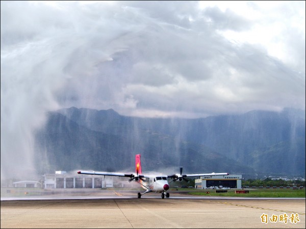 台東航空站為德安新飛機舉行噴水禮。
（記者王秀亭攝）