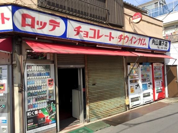 日本東京都葛飾區有間神祕的糖果店，每天只開起左側一扇小門，讓人好奇不已。（圖擷自ROCKETNEWS24）