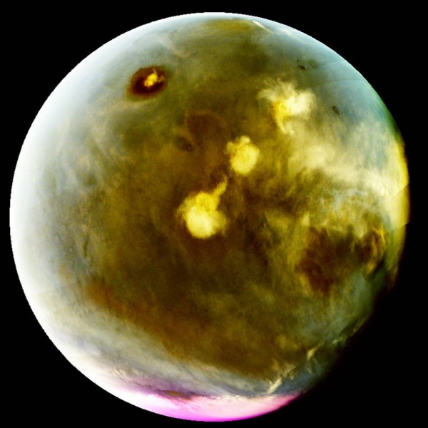 美國太空總署（NASA）公布最新的火星照，其夜間發光之美令人屏息。（NASA）