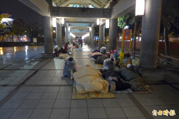 公園、車站甚至街角，常是居無定所的遊民棲身之處。（資料照，記者王冠仁攝）