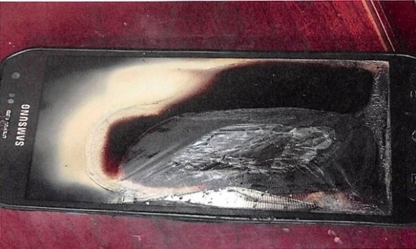 美國加州聯邦地區法院昨（19）日受理一件三星手機Galaxy S6 Active自燃爆炸的訴訟案，立刻引發關注。（圖擷取自衛報）