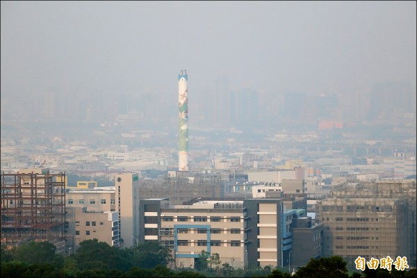 台中空污嚴重，民眾從望高寮夜景公園看下去，竟是霧茫茫的一片。（記者廖耀東攝）