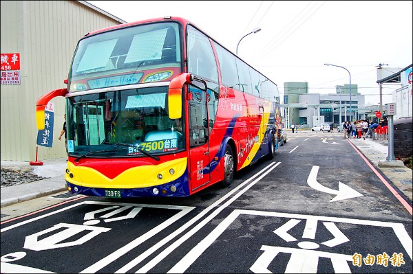 麻豆轉運站東北側聯外道路到市道一七一線麻學公路的通路打通，昨天啟用通車。（記者楊金城攝）