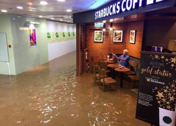 洪水還不足以阻擋香港星巴克老伯。（圖取自臉書TV MOST）