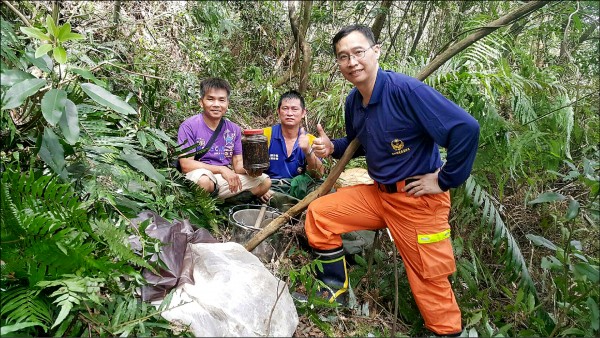 來自新北三峽的摘蜂志工曾新添（左起）、張家強，昨天中午在關西消防分隊小隊長曾令輝帶領下攻上關西石牛山，剷除日前出現的「殺人蜂」。（關西消防分隊提供）