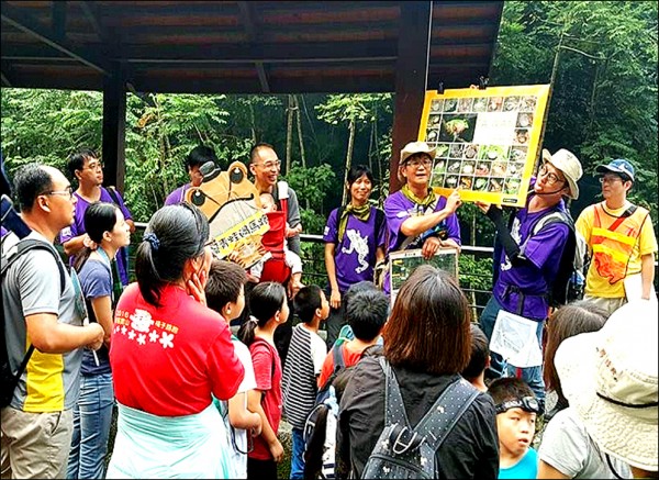 荒野保護協會新竹分會在新竹縣橫山鄉大山背山區的「幫梭德氏赤蛙過馬路結婚」任務，今年邁入第8年，吸引志工踴躍參與。（荒野新竹分會提供）