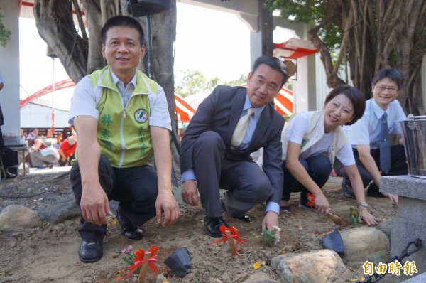 與會來賓種下菊花具有祈福之意。（記者林孟婷攝）