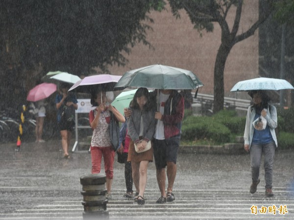 中央氣象局指出，明日北部及東半部地區不定時會出現短暫的降雨，中南部局部地區也會有降雨發生。（記者方賓照攝）