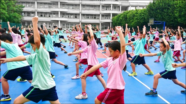 北勢國小學生們利用體育課學習武術。
（記者周敏鴻攝）