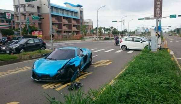 麥拉倫超跑左前側車頭全毀。（記者周敏鴻翻攝）