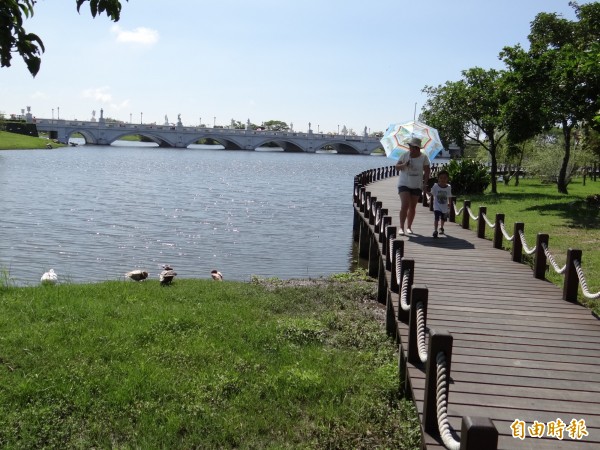 張女於三年多前在台南都會公園踩空毀壞的木棧道而摔傷，一審判市府工務局須負國賠責任。（照中人與新聞人物無關）（記者王俊忠攝）