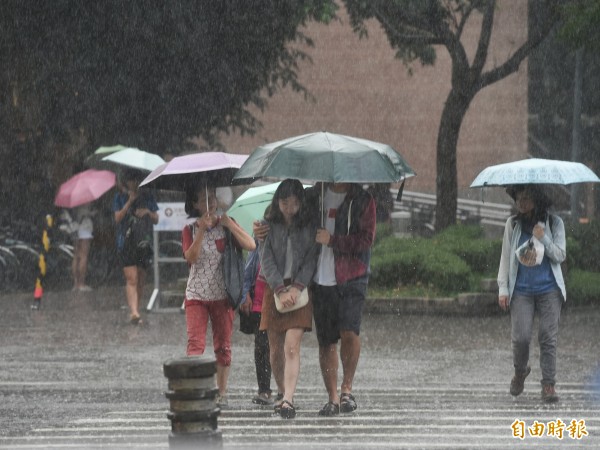 中央氣象局表示，受到鋒面逐漸通過及東北風增強的影響，北東降雨機率高，而北台灣天氣轉涼。（資料照，記者方賓照攝）