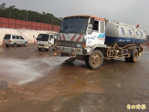 空氣品質連番「紫爆」，環保局啟動灑水車，抑制道路揚塵。（記者黃鐘山攝）