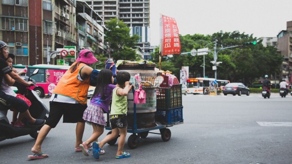 街道上時而可見地瓜媽媽，夏季是生意最慘淡的時候。（人安基金會提供）