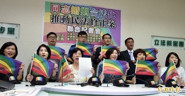 民進黨立委今(24)日上午召開記者會,力挺同志婚姻合法化,宣布將正式推動《民法》的修法。(記者簡榮豐攝) 民進黨立委今(24)日上午召開記者會,力挺同志婚姻合法化,宣布將正式推動《民法》的修法。(記者簡榮豐攝)