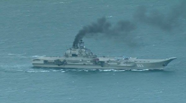 航母沿途噴黑煙的窘況在俄羅斯引發討論，被網友嘲笑像百年前的燒煤船。（圖取自ystav.com）
