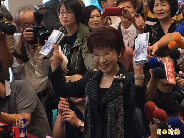 國民黨主席洪秀柱捐20萬元特別黨費。（記者林良昇攝）