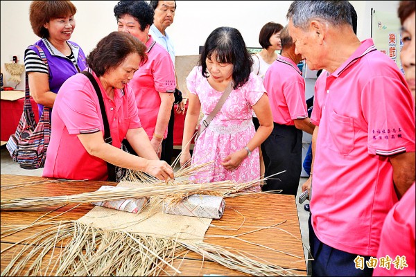 「長青學苑」提供長者再進修及社會參與機會，拓展學識領域、充實生活內容。
（記者黃鐘山攝）