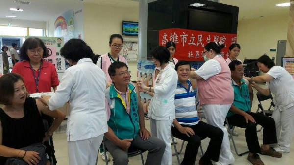 衛生局人員為民眾施打公費流感疫苗。（衛生局提供）