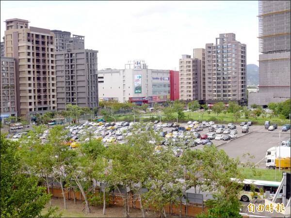 文中七用地目前為平面停車場。（記者李雅雯攝）